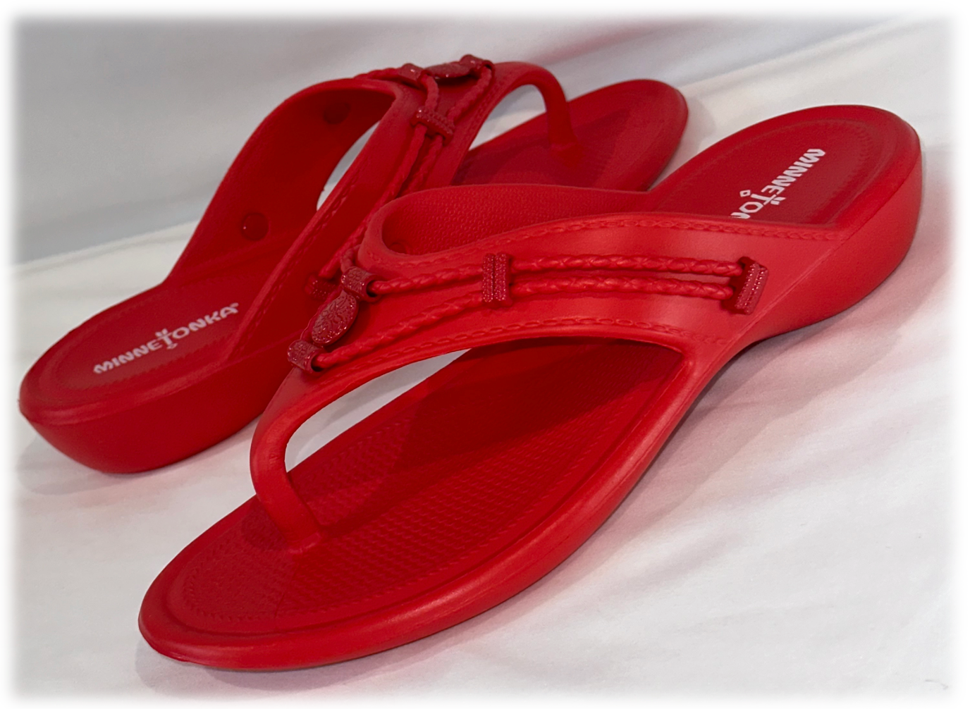 Minnetonka Silverthorne Prism Red Thong Sandal Size-8 Wide Width Women's